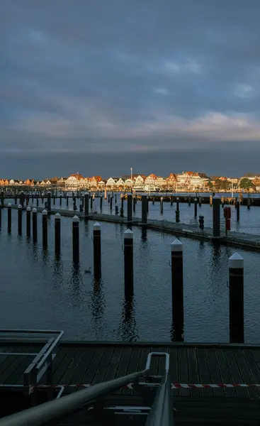 Luebeck Travemnde Nin Ufuk Çizgisi Yükselen Güneşle Aydınlanır Gökyüzü Bulutludur — Stok fotoğraf