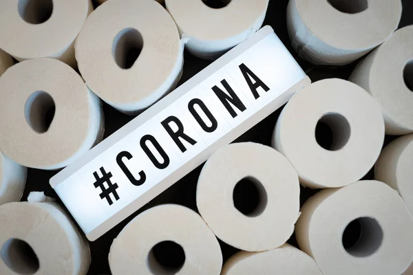 Вывеску Надписью Corona Можно Найти Середине Многих Белых Рулонов Туалетной — стоковое фото