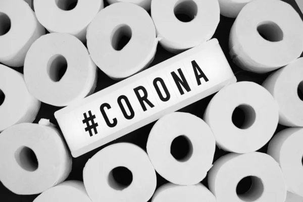 Вывеску Надписью Corona Можно Найти Середине Многих Белых Рулонов Туалетной — стоковое фото