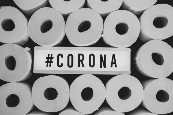 Вывеску Надписью Corona Можно Найти Середине Многих Белых Рулонов Туалетной — стоковое фото