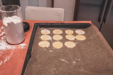 Kurabiye kalıpları pişirilmeye hazır.