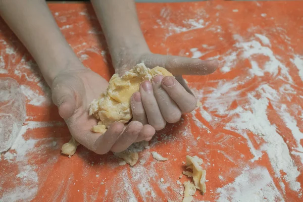 Few Children Hands Knead Cookie Dough Floured Base — Stock Photo, Image