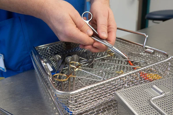 Ein Mitarbeiter Einer Sterilisationsabteilung Sortiert Die Gereinigten Instrumente Einen Behälter — Stockfoto