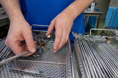 Temizlenmiş cerrahi aletler bir enstrüman tepsisine yerleştirilir.