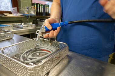 Sıkıştırılmış hava yardımıyla cerrahi aletler havaya uçar.