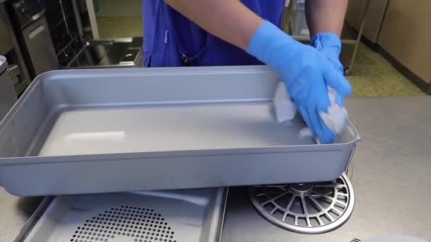 Membro Departamento Operacional Limpa Recipientes Instrumentos Com Tecido Limpeza — Vídeo de Stock
