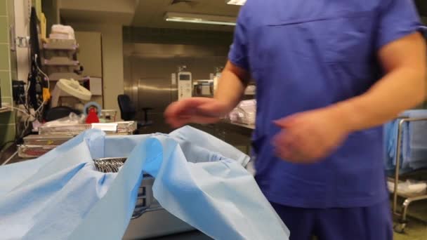 外科医の従業員が洗浄装置をコンテナに詰め込み — ストック動画