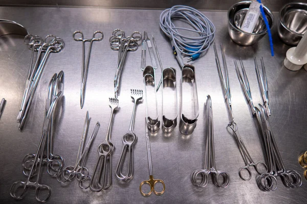 Gereinigde Gedesinfecteerde Instrumenten Liggen Een Sterilisatieafdeling Van Een Ziekenhuis — Stockfoto
