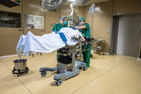 Operationssaal Wird Ein Beatmter Patient Von Der Anästhesieabteilung Überwacht — Stockfoto