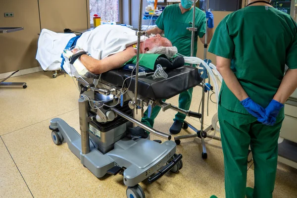 Ameliyathanede Havalandırmalı Bir Hasta Anestezi Bölümü Tarafından Izlenir — Stok fotoğraf