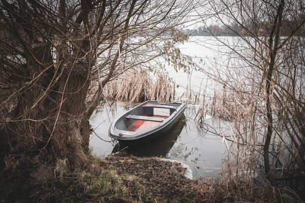 Barco Remo Está Ancorado Margem Lago Congelado — Fotografia de Stock