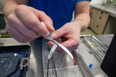 in a sterilization department of a hospital, the joints of surgical instruments are oiled