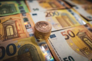 Avro banknotlarının üzerine bir yığın altın serpilmiş.