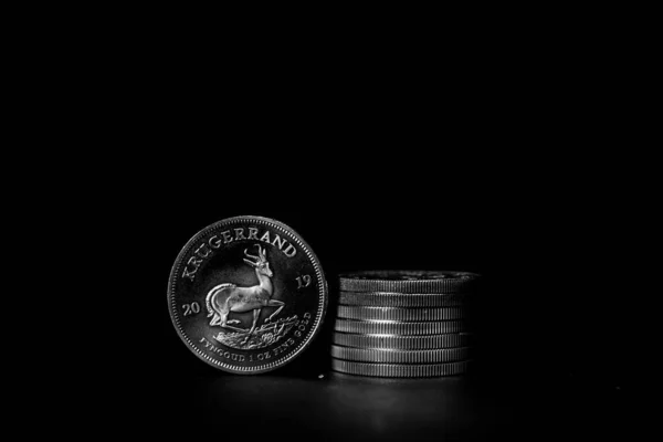 Uma Moeda Ouro Krugerrand Fica Lado Uma Pilha Moedas Ouro — Fotografia de Stock