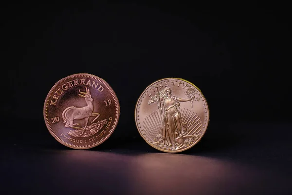 Ein Krügerrand Und Eine Dollar Goldmünze Stehen Nebeneinander Auf Dunklem — Stockfoto