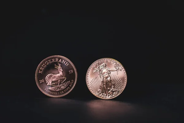 Bir Krugerrand Bir Dolar Altın Para Karanlık Bir Arka Planda — Stok fotoğraf