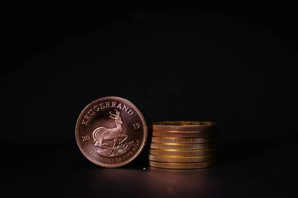 Eine Krugerrand Goldmünze Steht Neben Einem Stapel Goldmünzen Auf Dunklem — Stockfoto