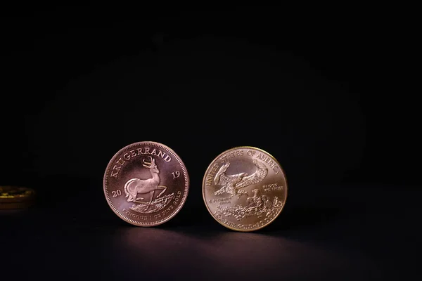 Bir Krugerrand Bir Dolar Altın Para Karanlık Bir Arka Planda — Stok fotoğraf