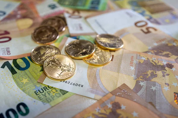いくつかのクルーゲランドとドルの金のコインは様々な普及に横たわっていますユーロ紙幣 — ストック写真