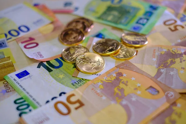 Algunas Monedas Oro Krugerrand Dollar Encuentran Varios Billetes Euros Repartidos — Foto de Stock