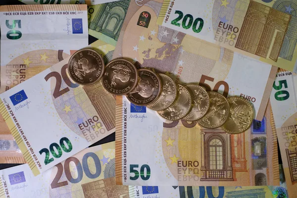 いくつかのクルーゲランドとドルの金のコインは様々な普及に横たわっていますユーロ紙幣 — ストック写真