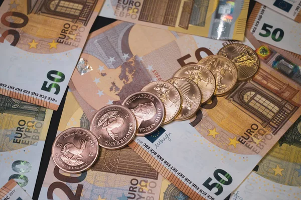 Certaines Pièces Krugerrand Dollar Reposent Sur Divers Billets Euros Étalés — Photo