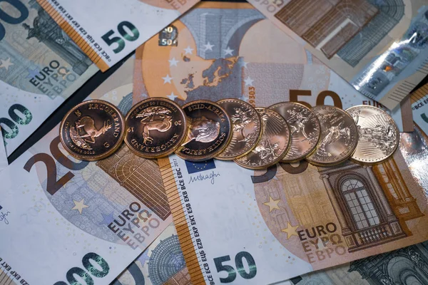 Certaines Pièces Krugerrand Dollar Reposent Sur Divers Billets Euros Étalés — Photo