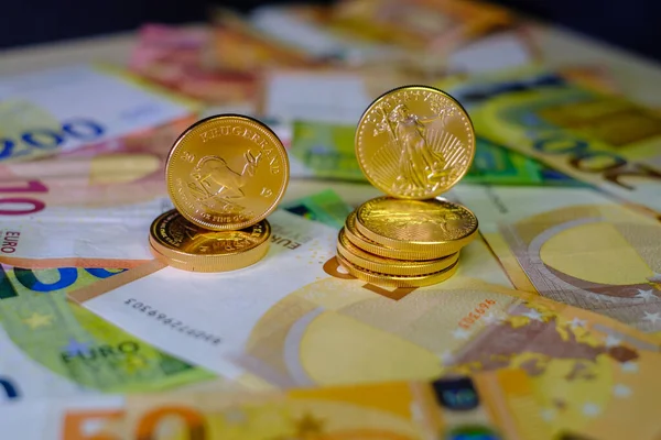 Certaines Pièces Krugerrand Dollar Reposent Sur Divers Billets Euros Étalés — Photo