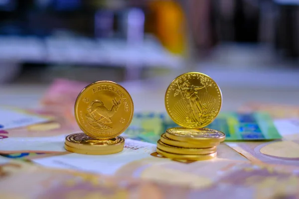 Algumas Moedas Ouro Krugerrand Dólar Estão Deitadas Várias Notas Euro — Fotografia de Stock