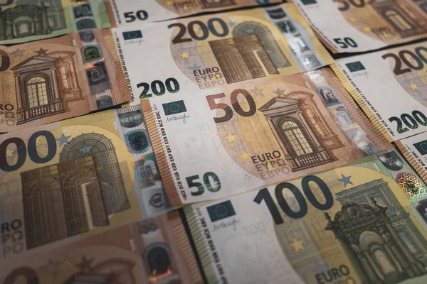 Varios Billetes Euros Elevados Distribuyen Uno Lado Del Otro — Foto de Stock