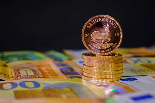 Une Pièce Krugerrand Tient Sur Tas Pièces Sur Des Billets — Photo