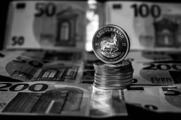 Χρυσό Νόμισμα Krugerrand Ssρίσκεται Σωρό Χρυσών Κερμάτων Τραπεζογραμμάτια Ευρώ — Φωτογραφία Αρχείου