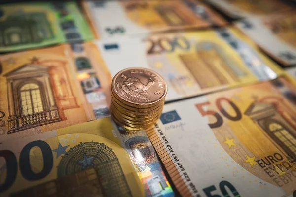 Une Pile Pièces Repose Sur Des Billets Euros Étalés — Photo