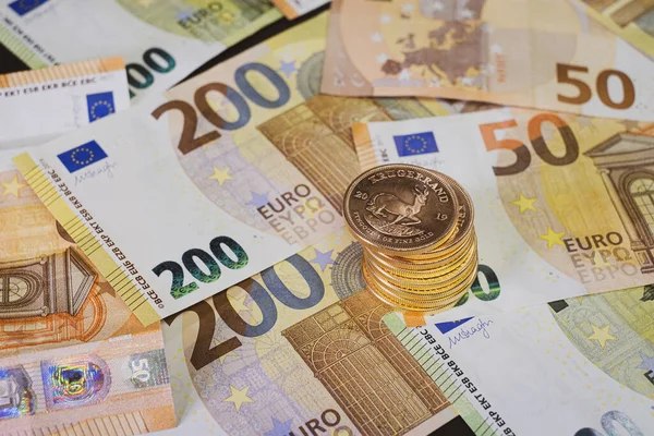 金貨の山がユーロ紙幣の上にあり — ストック写真