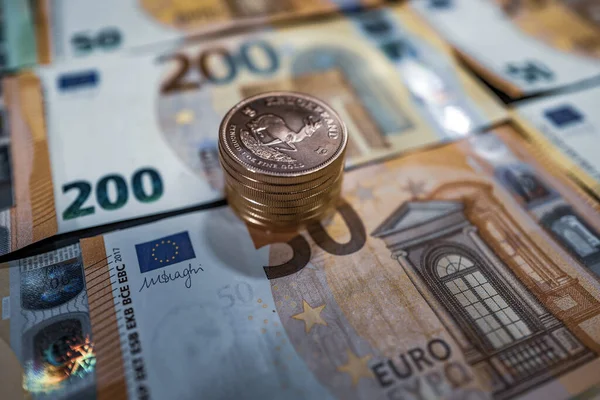 Una Pila Monedas Oro Encuentran Billetes Euros Repartidos — Foto de Stock
