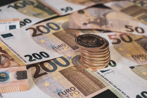 Une Pile Pièces Repose Sur Des Billets Euros Étalés — Photo