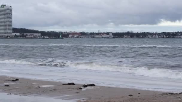 Σχετικά Την Παραλία Της Βαλτικής Θάλασσας Είναι Θυελλώδης Καιρός Χειμώνα — Αρχείο Βίντεο