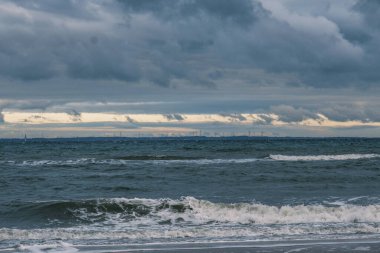 Baltık Denizi sahillerinde kışın fırtınalı hava vardır.
