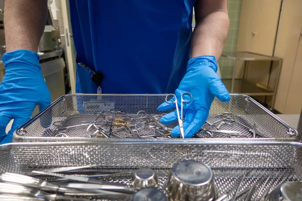 Einer Sterilisierungsabteilung Operationssaal Werden Instrumente Sortiert Und Gereinigt — Stockfoto