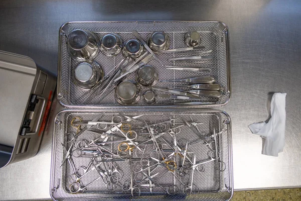 Vários Instrumentos Cirúrgicos Estão Peneiras Uma Superfície Trabalho — Fotografia de Stock