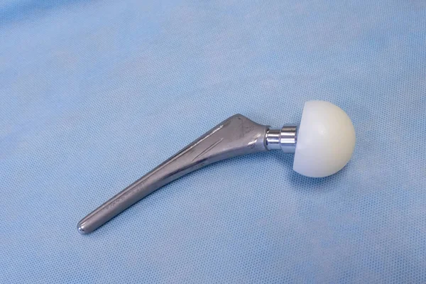  Ameliyat masasında cerrahi kalça protezi yatıyor.