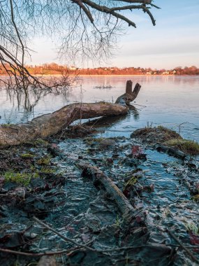 Kışın donmuş bir göl Ve gökyüzü mavi