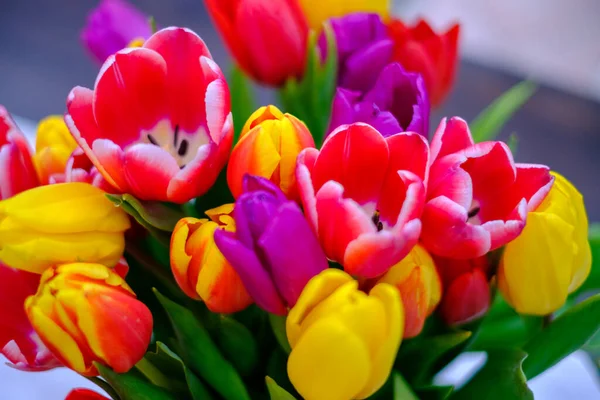 Ramo Con Muchos Tulipanes Colores Encuentra Jarrón Sobre Una Mesa — Foto de Stock
