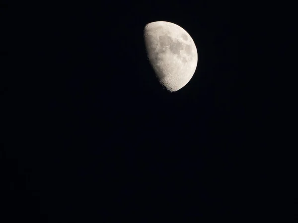 Zblízka Půlměsíce Svými Krátery Noci — Stock fotografie