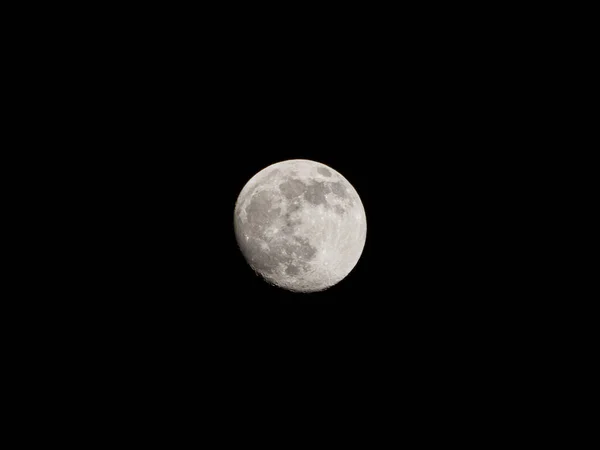 Primer Plano Una Luna Casi Llena Con Sus Cráteres Cielo — Foto de Stock