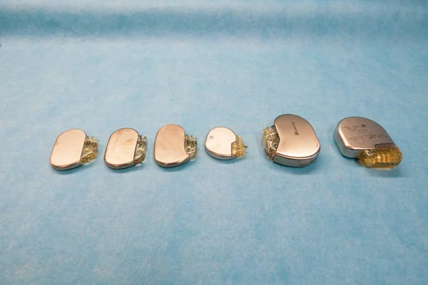 Varios Marcapasos Desfibriladores Implantables Encuentran Sobre Una Base Azul Claro — Foto de Stock