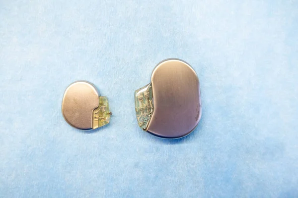 Açık Mavi Bir Tabanda Duran Bir Kalp Pili Implante Edilebilir — Stok fotoğraf