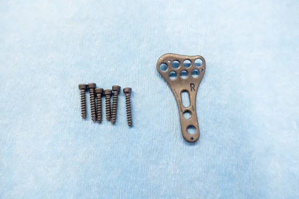 Een Verklarende Titanium Plaat Titanium Schroeven Voor Behandeling Van Een — Stockfoto