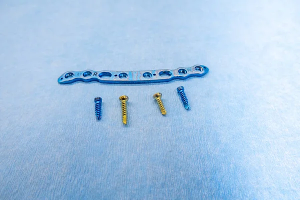 Een Verklarende Titanium Plaat Titanium Schroeven Voor Behandeling Van Een — Stockfoto