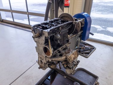 Garajda açık bir motor bloğu var.